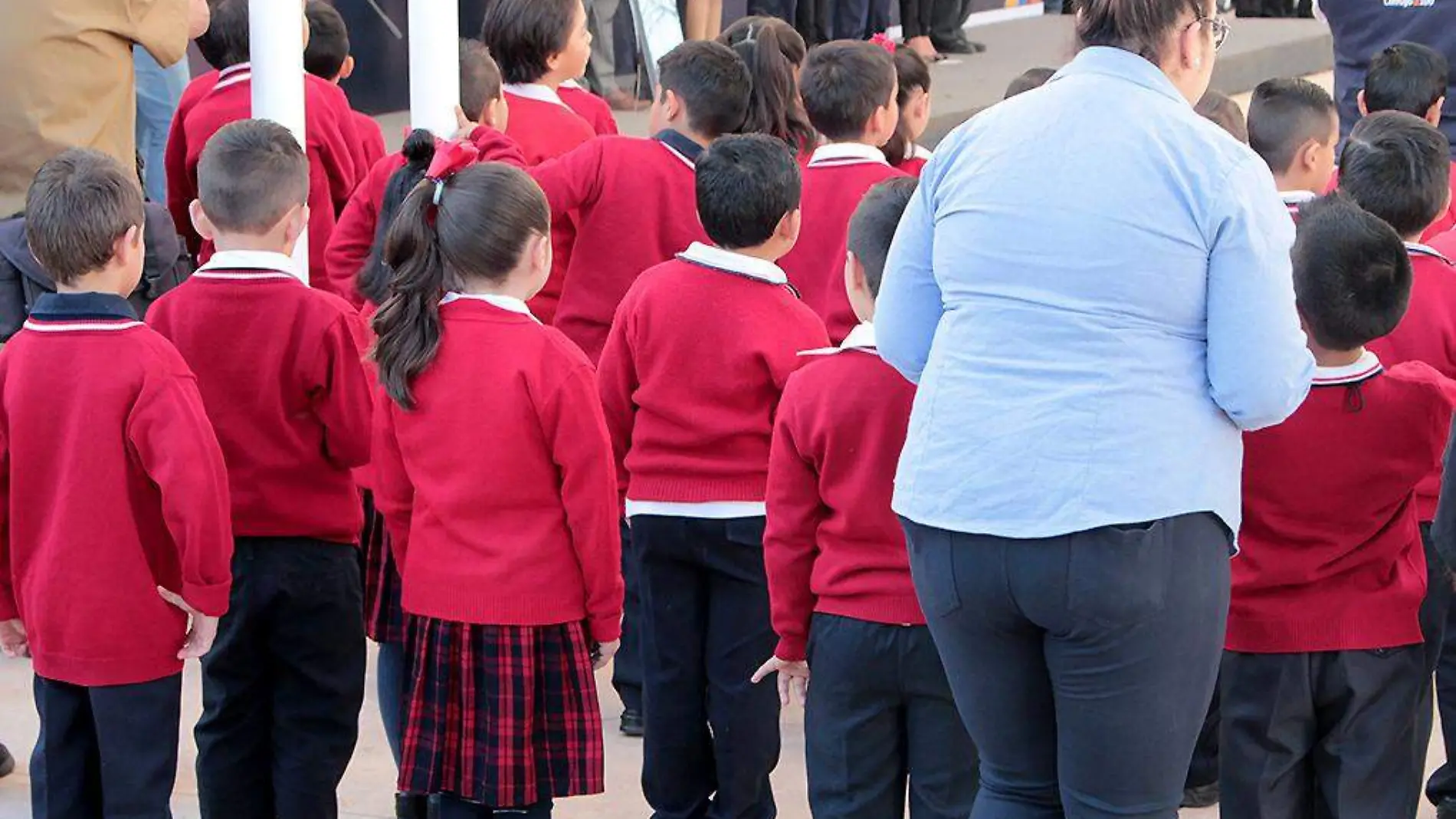 Niños formados en patio de escuela